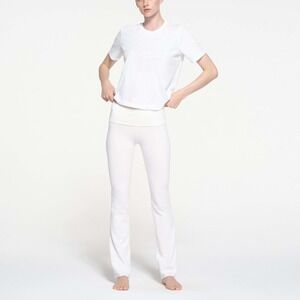 Skims relaxed tees  t-shirt in snow